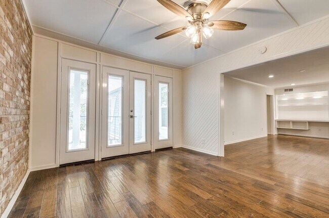 Building Photo - 357 N Post Oak Ln