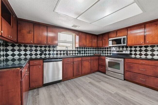 Building Photo - 4002 Cedar Ridge Ct