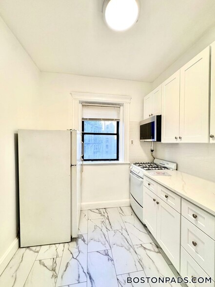 Building Photo - 52 Charlesgate E