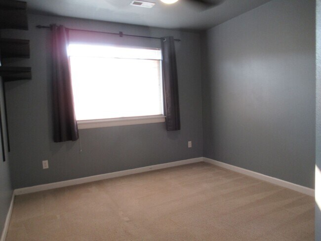 Building Photo - Gorgeous 5 bedroom 2.5 bath home in Lakeland Hills