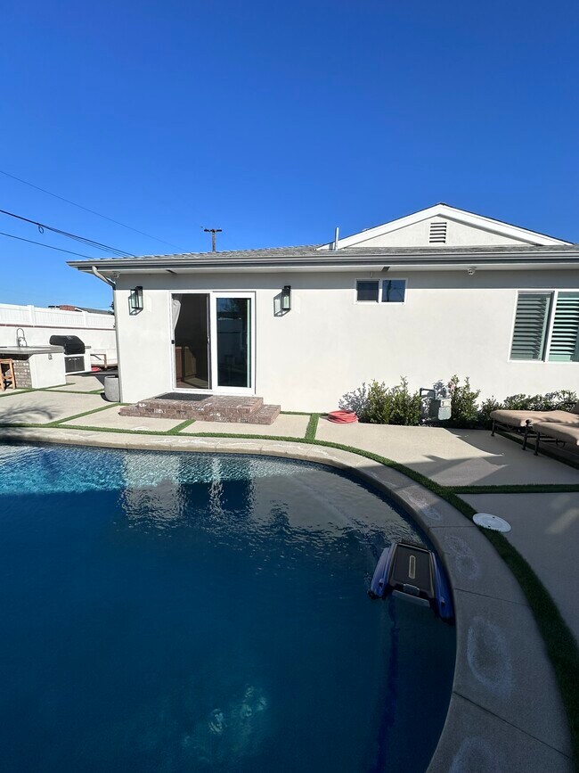 Building Photo - 2055 W 185th St