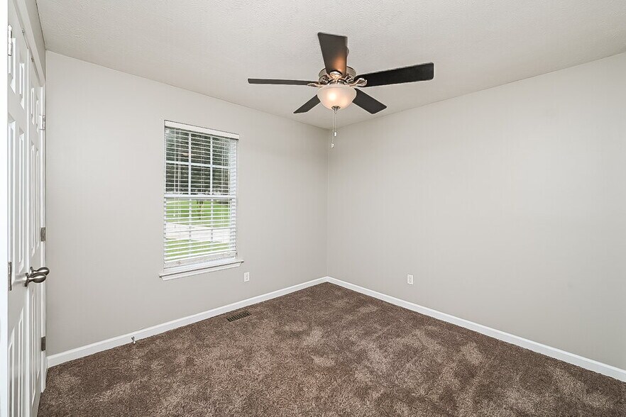 Building Photo - 715 Whispering Breeze