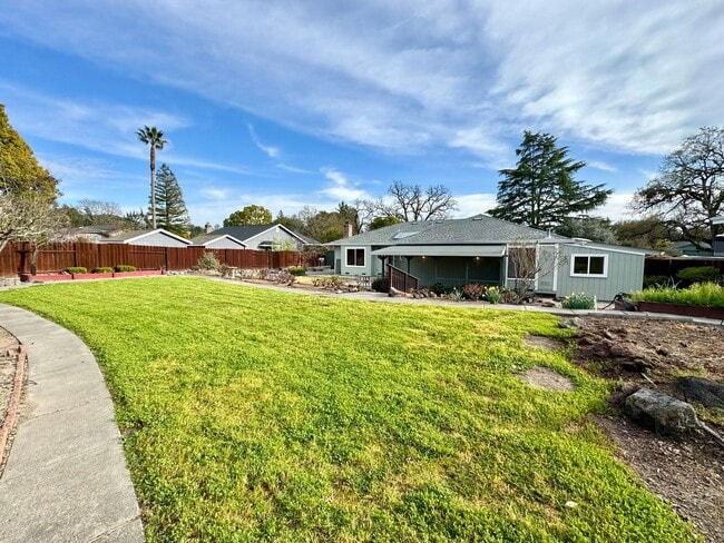 Building Photo - Spacious three bedroom home in desirable Windsor neighborhood!
