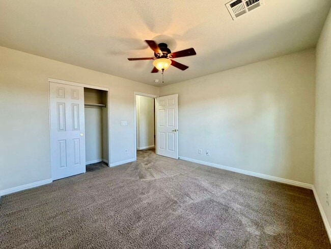 Building Photo - CUTE ONE STORY TOWNHOME