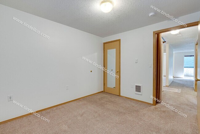Building Photo - Spacious Pet-Friendly Ground Level Unit w/ Parking Included!