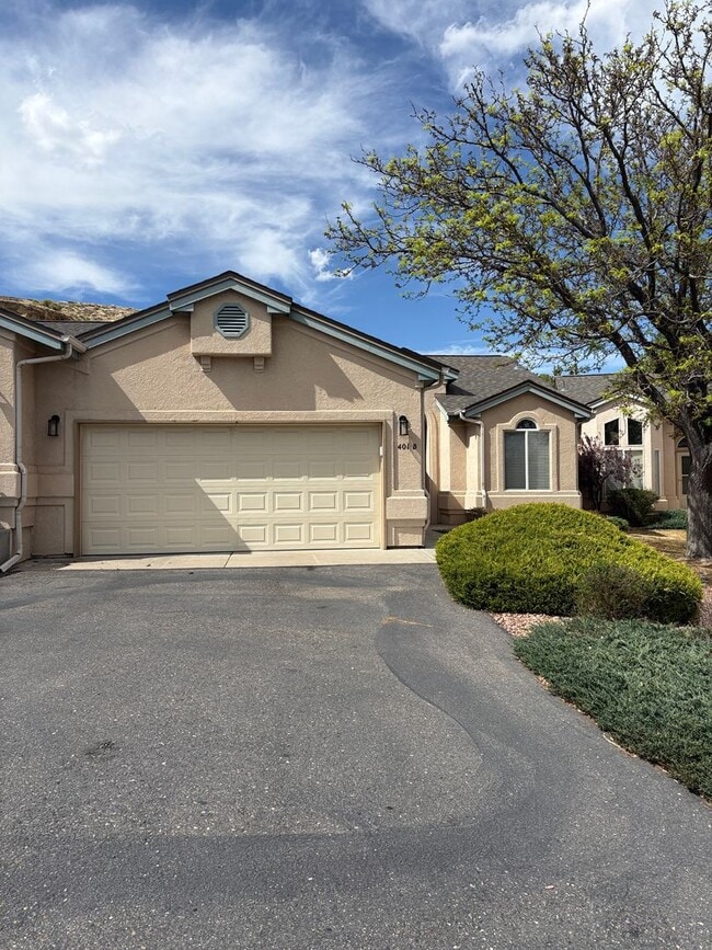 Building Photo - Don't miss this three bed two bath with a view!