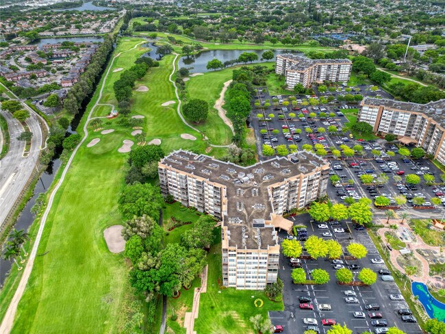 Building Photo - 1100 St Charles Pl