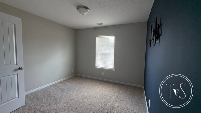 Building Photo - RATE DROP ALERT (was $2400/month) and SUMM...