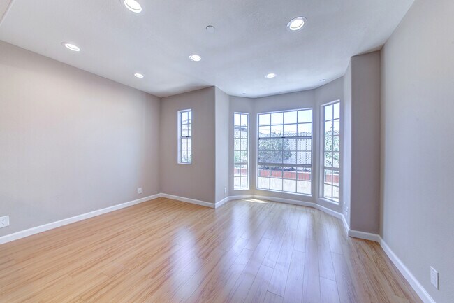 Building Photo - 604 W Wilson Ave