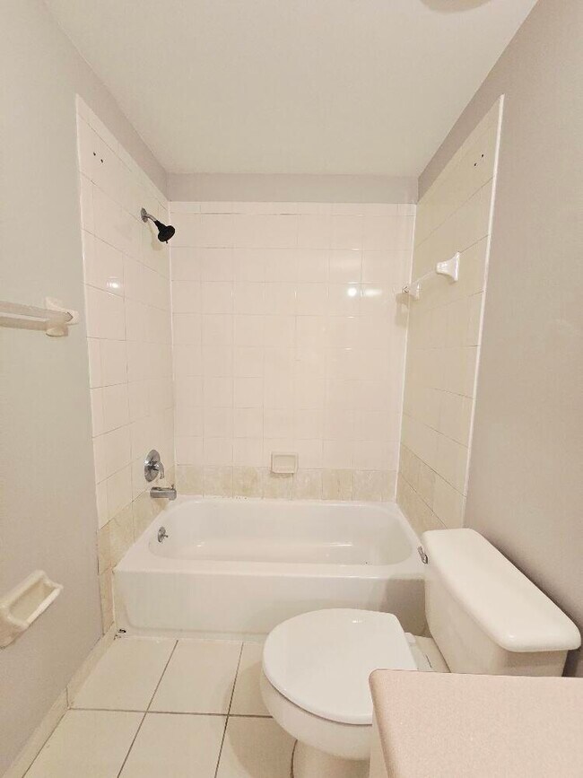 Building Photo - 329 River Bluff Ln