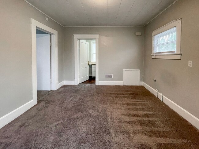 Building Photo - PRELEASING for AUGUST! Close to Campus: Dishwasher and Washer/Dryer Included