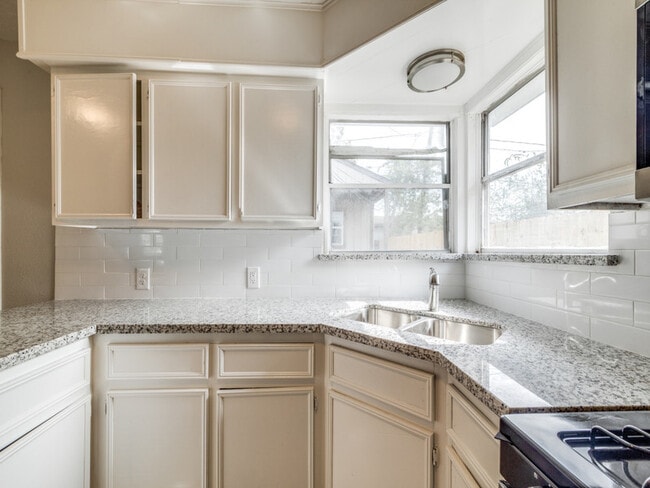 Building Photo - 411 Gober St