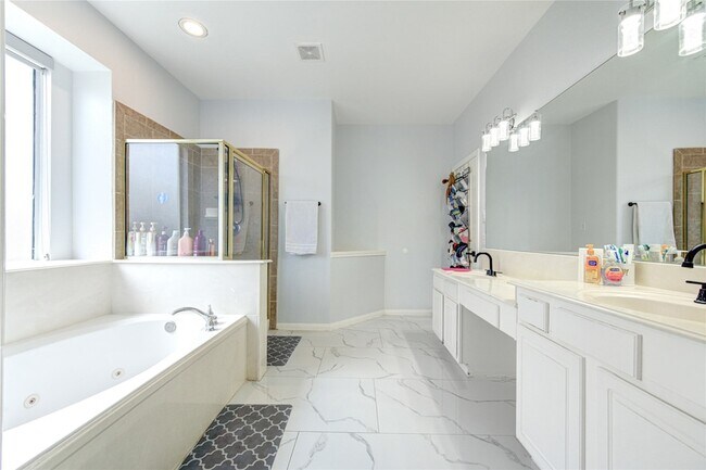 Building Photo - 14311 Tasmania Ct