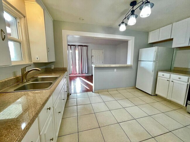 Building Photo - 2137 Raymond Ave