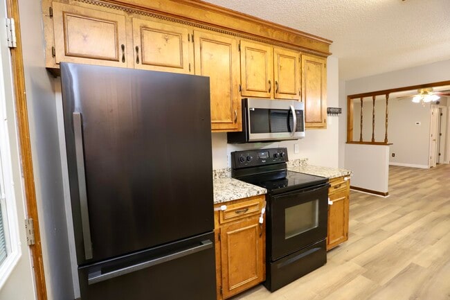 Building Photo - 806 Club Ln