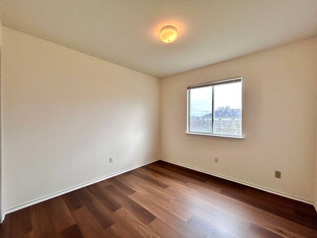 Building Photo - 102 Adamae Ln