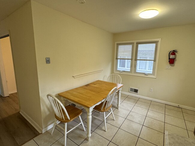 Building Photo - 3 bedrooms, 2.5 bathrooms