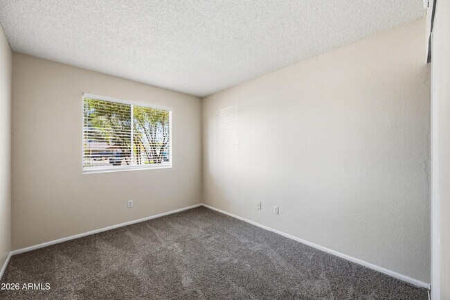 Building Photo - 2216 W Straford Dr