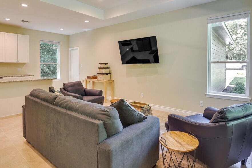 Building Photo - 11931 Lakeview Manor Dr