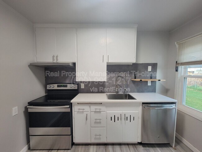 Building Photo - 400/402 Barth Ave