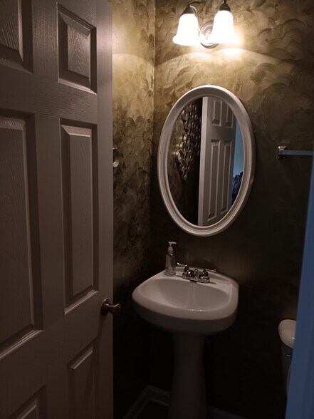 Building Photo - 250 Amal Dr SW