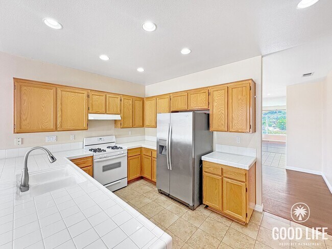 Building Photo - Gorgeous 3B/2BA House w/ Attached Garage, Storage Sheds, and Tons of Space!