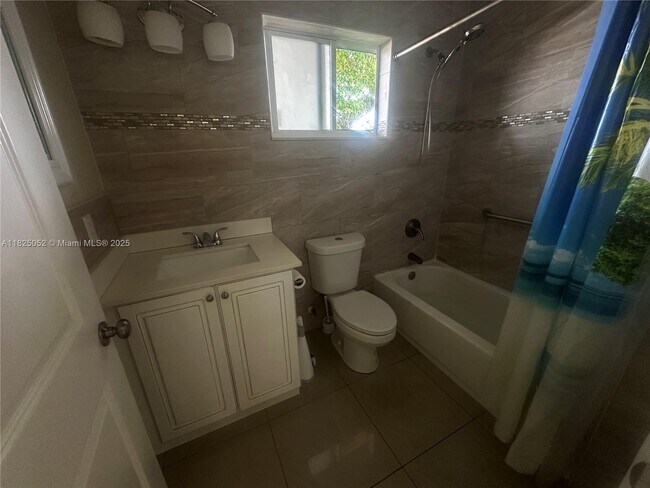 Building Photo - 3104 Tarpon Dr