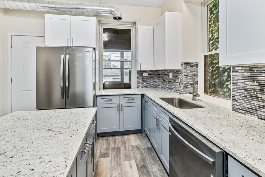 Primary Photo - 1345 N Maplewood Ave