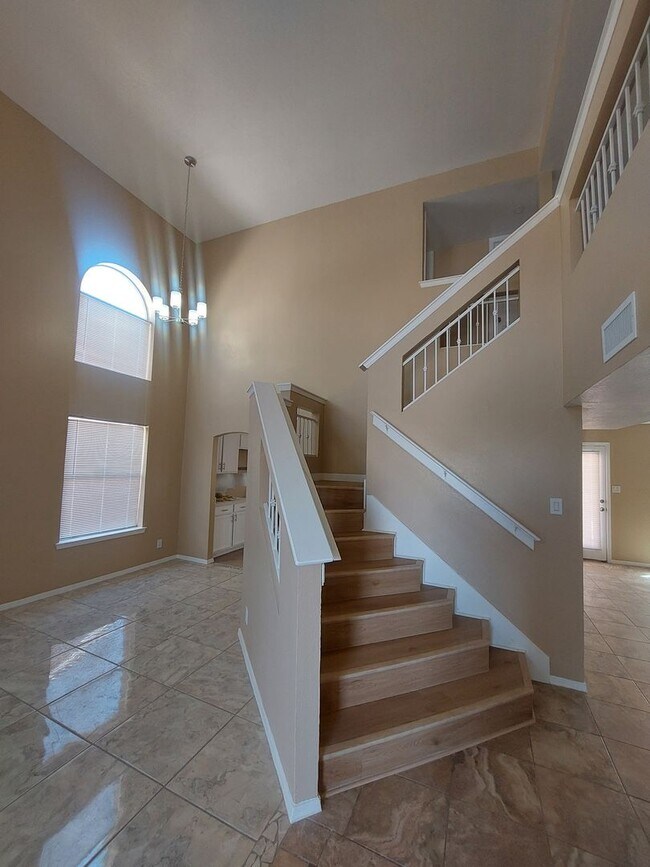 Building Photo - 4 BEDROOM 3 BATHROOM HOME! fully remodeled...
