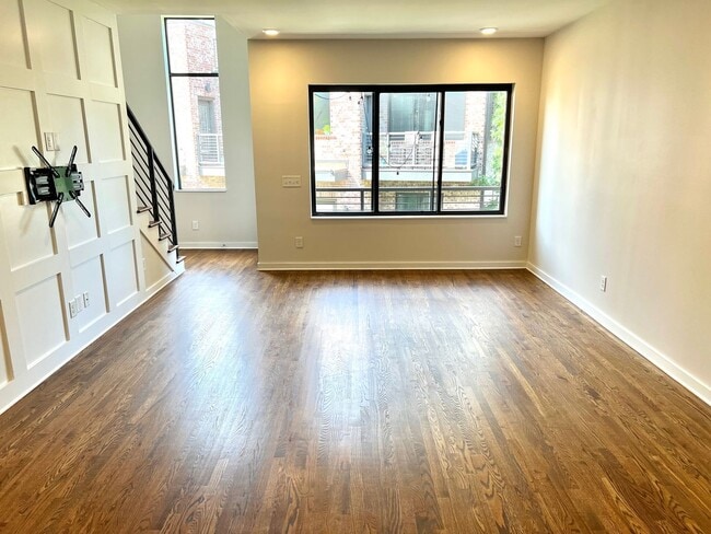 Building Photo - 3 bed/3 bath with Attached 2 Car Garage in East Nashville