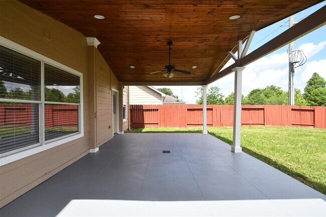Building Photo - 24406 Lakecrest Village Dr
