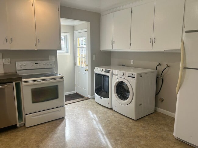 Building Photo - Charming 2 bedroom/1 bath Walking distance...