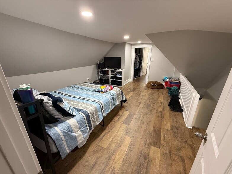 Building Photo - 358 Houston St