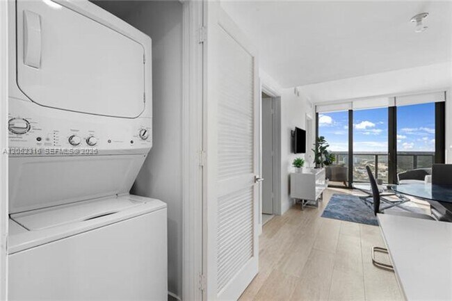 Building Photo - 121 NE 34th St
