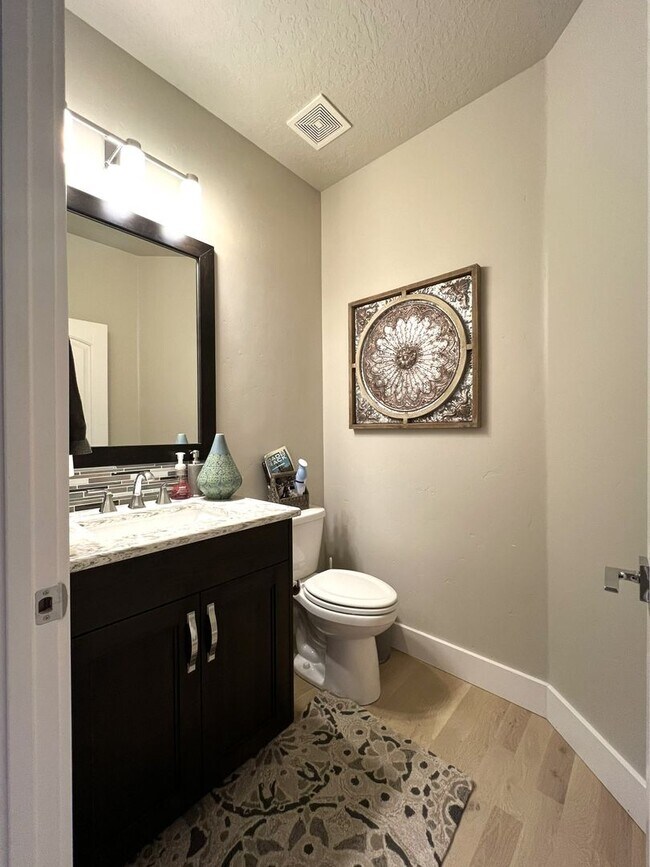 Building Photo - Beautiful custom built home with 4 bed 3.5...
