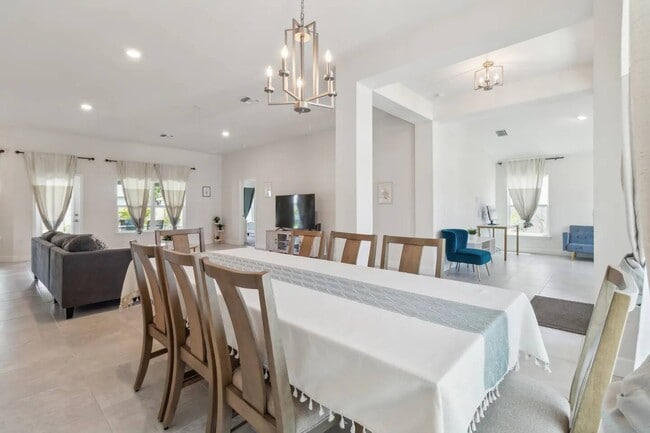 Building Photo - 3715 SW 17th Ave