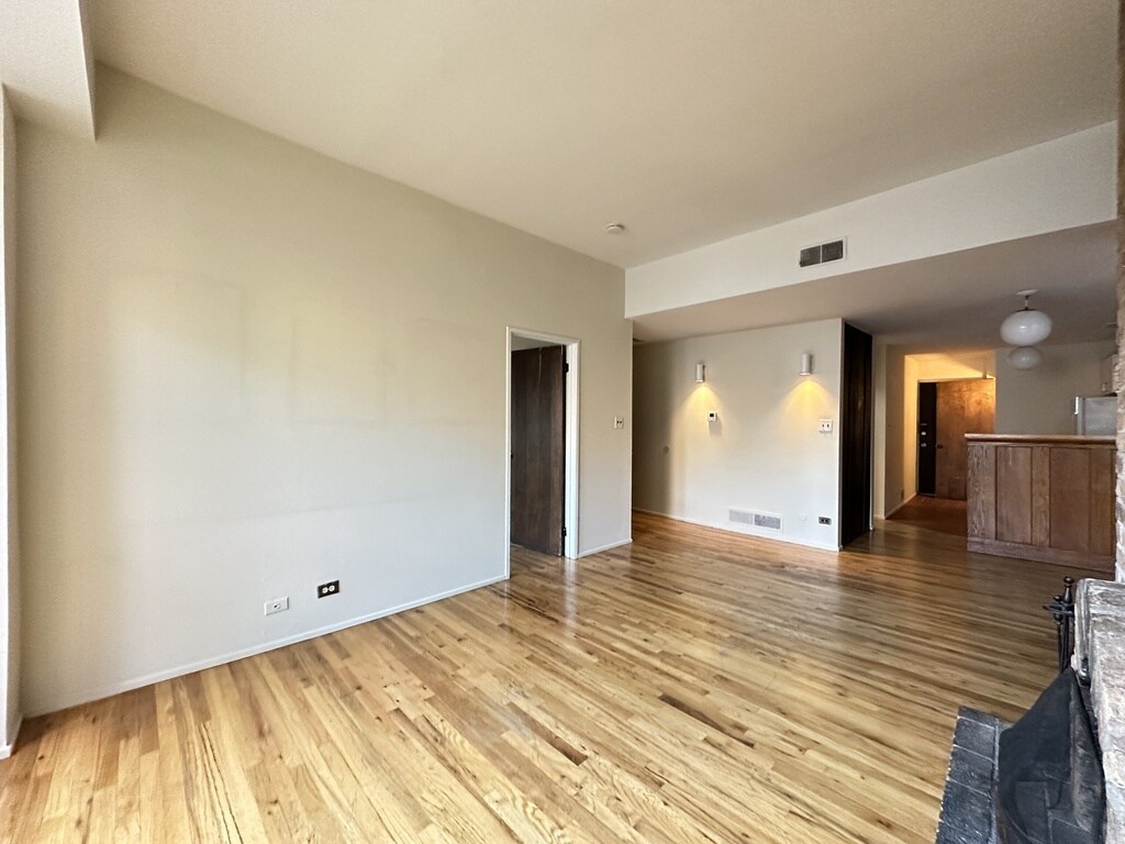 Building Photo - 614 W Surf St