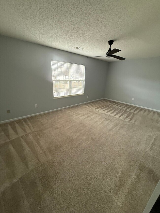 Building Photo - Beautiful 4 Bedroom