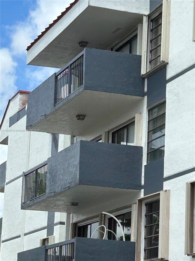 Building Photo - 5900 SW 127th Ave