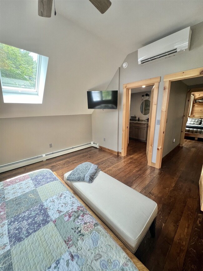 Building Photo - 322 NW River Rd