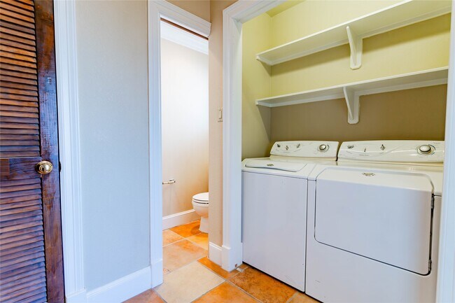 Building Photo - 3015 Caroline St