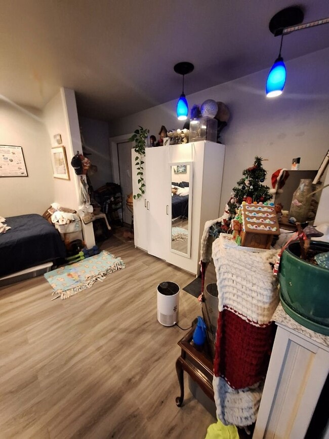 Building Photo - Studio Open May - Convenient location with storage!