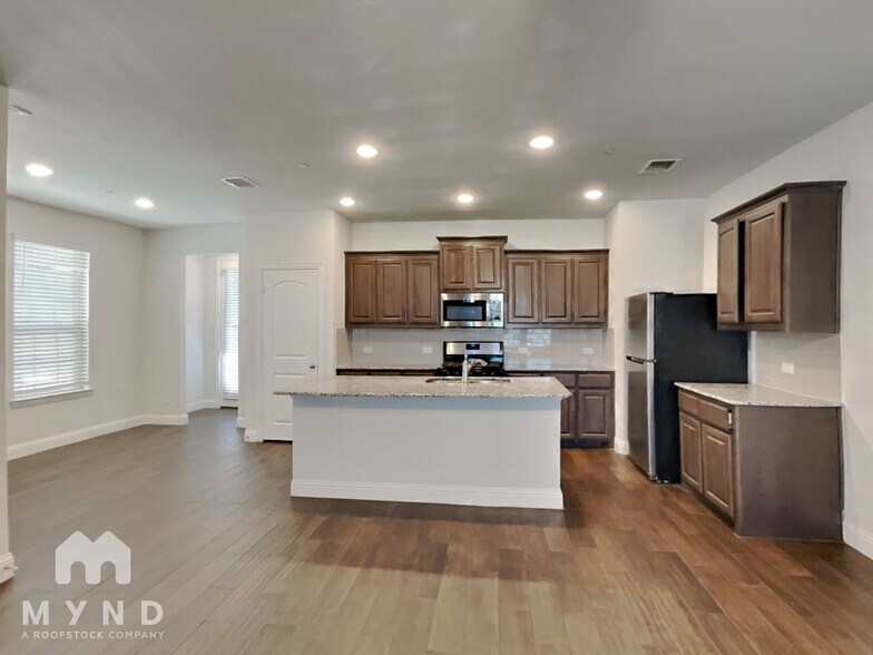 Building Photo - 5568 Kilmer Dr