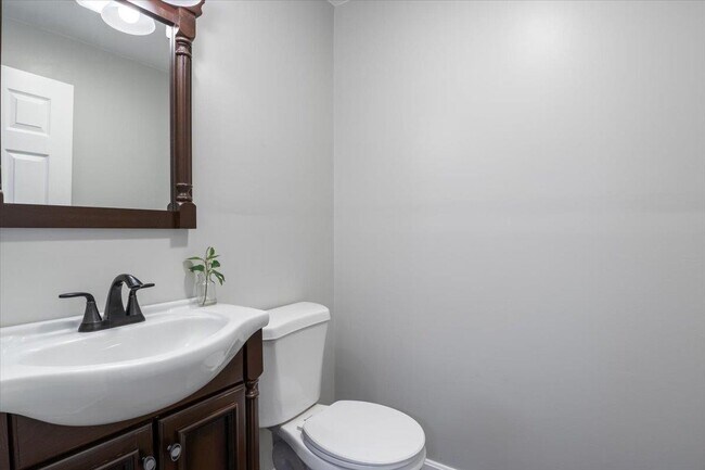 Building Photo - 5 Aspen Ln