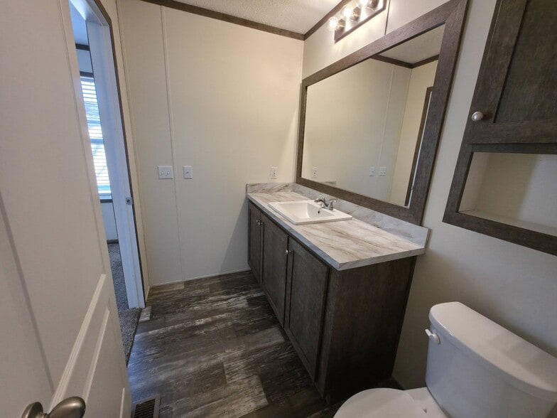 Building Photo - 1319 W Plum St