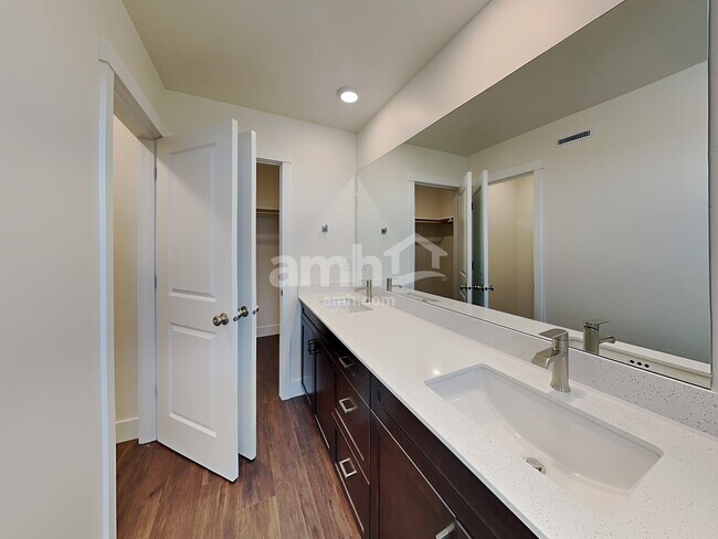 Building Photo - 1317 N Barkvine Ave