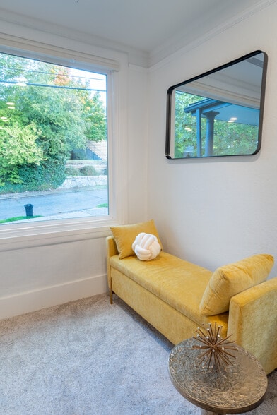 Relax here on our comfortable chaise. - 1519 32nd Ave