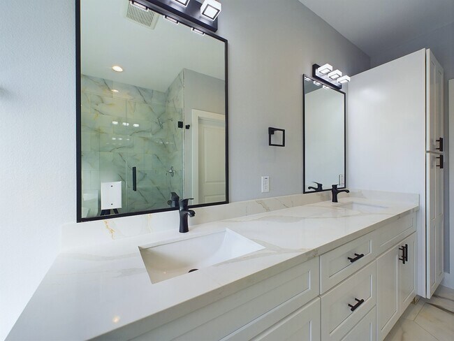 Building Photo - 5029 Creekmont Dr