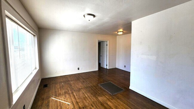 Building Photo - 3 BED 1 Bath Home Andys Sub Addition Bethany, OK