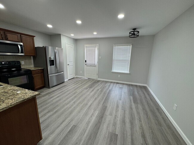 Building Photo - Beautiful Spacious 4 Bedroom Home